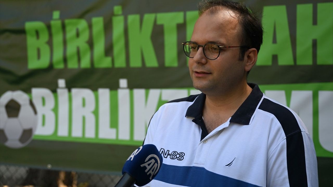 İstanbul'da Kanseri Yenen Gençten Halı Saha Maçı Coşkusu