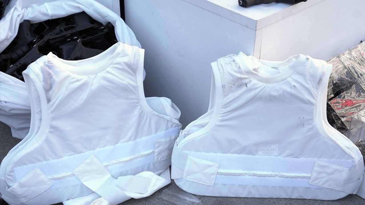 İstanbul'da Organize Suç Operasyonu: Ele Geçirilen Silahlar Sergilendi