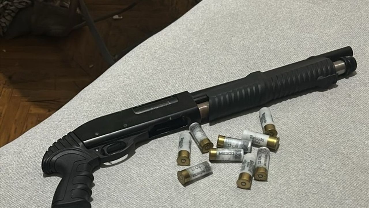 İstanbul'da Sosyal Medyada Silahında Ateş Etti, Tutuklandı