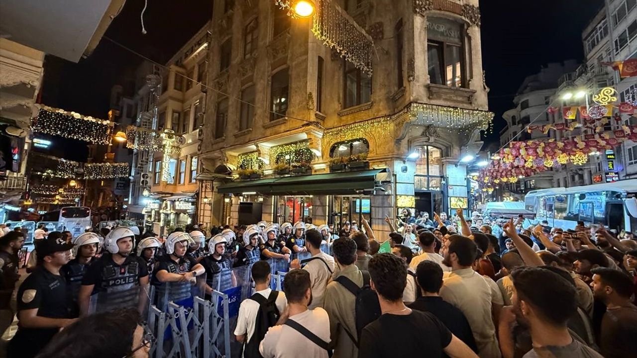 İstanbul'da STK'lerden İtiraz: Hazreti Muhammed'in Karikatürünü Yayımlayan Dergiye Tepki