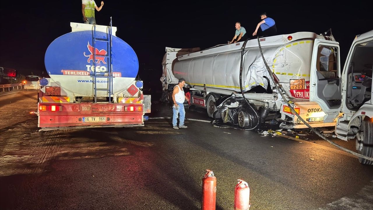 İstanbul-İzmir Otoyolu'nda Tır Kazası: Sürücü Yaralandı