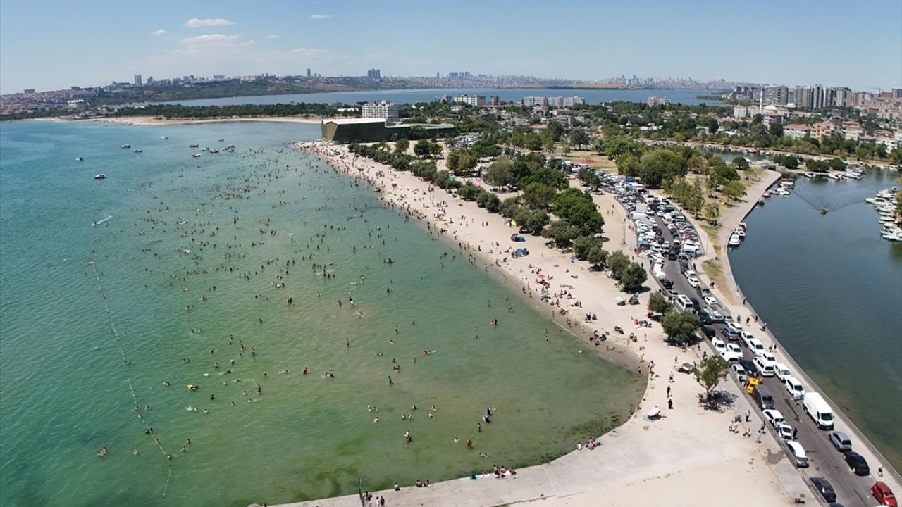 İstanbul Sıcak Hava Dalgalanırken Sahil ve Parklar Dolu