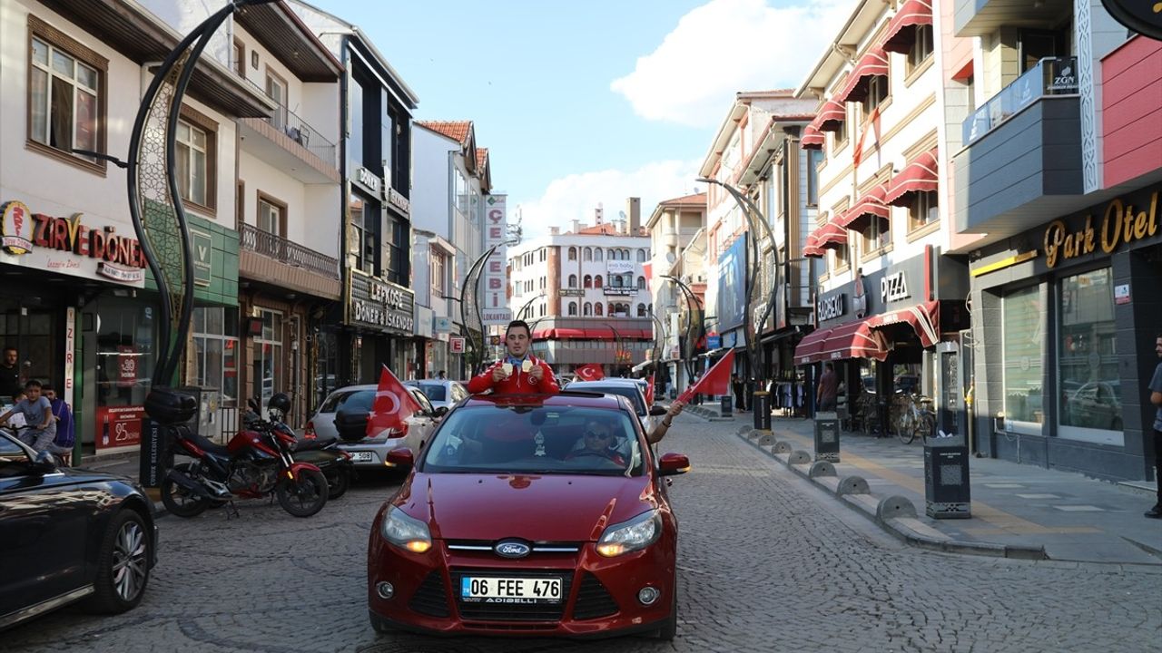 İsveç'te Altın Madalya Kazanan Ahmet Ünal'a Coşkulu Karşılama