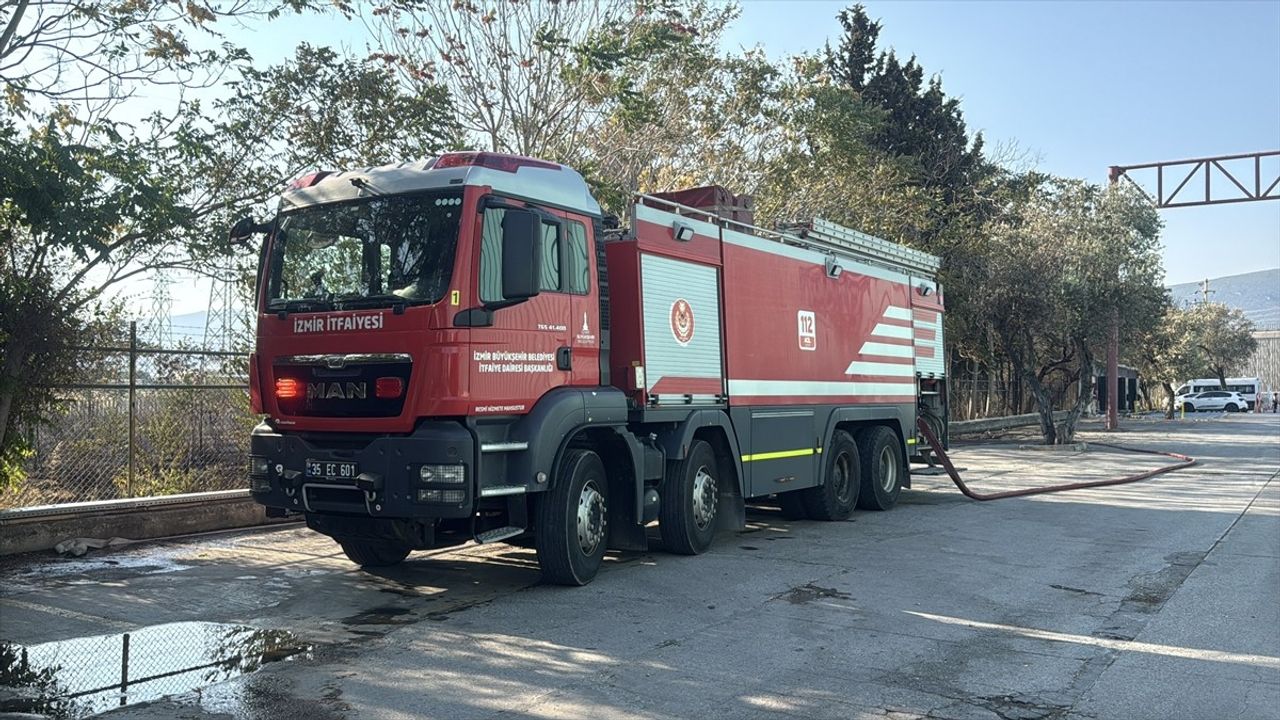 İzmir Bornova'da Otluk Alanda Yangın Kontrol Altına Alındı