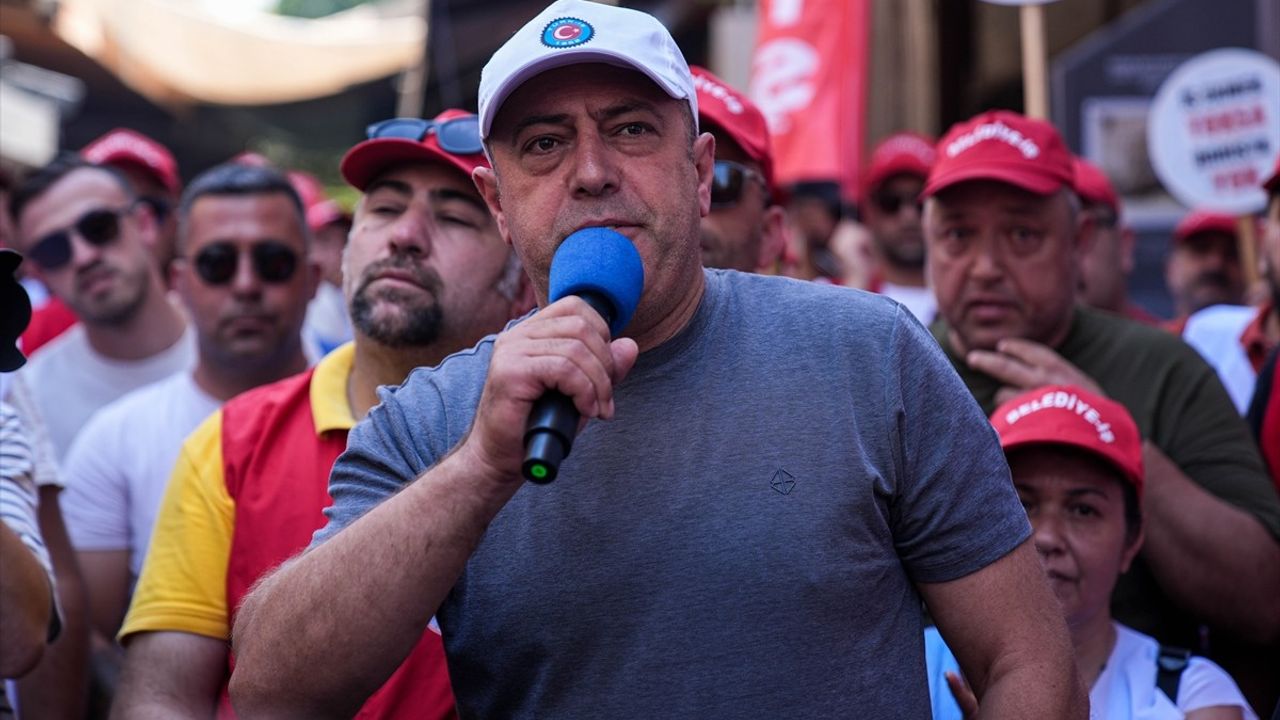 İzmir Büyükşehir Belediyesi'nde İşten Çıkarılan İşçiler Eylemde