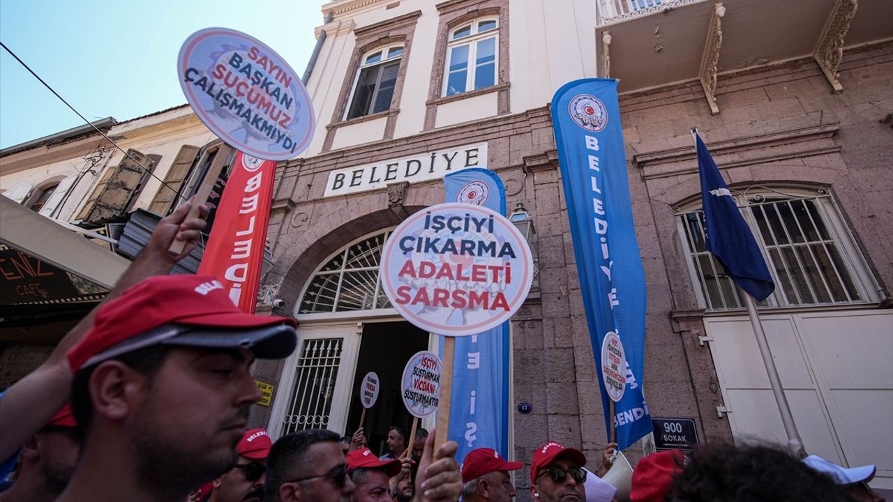İzmir Büyükşehir Belediyesi'nde İşten Çıkarılan İşçiler Eylemlerine Devam Ediyor