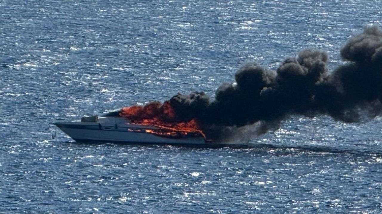 İzmir Çeşme'de Yangın: Motoryat Kullanılamaz Hale Geldi