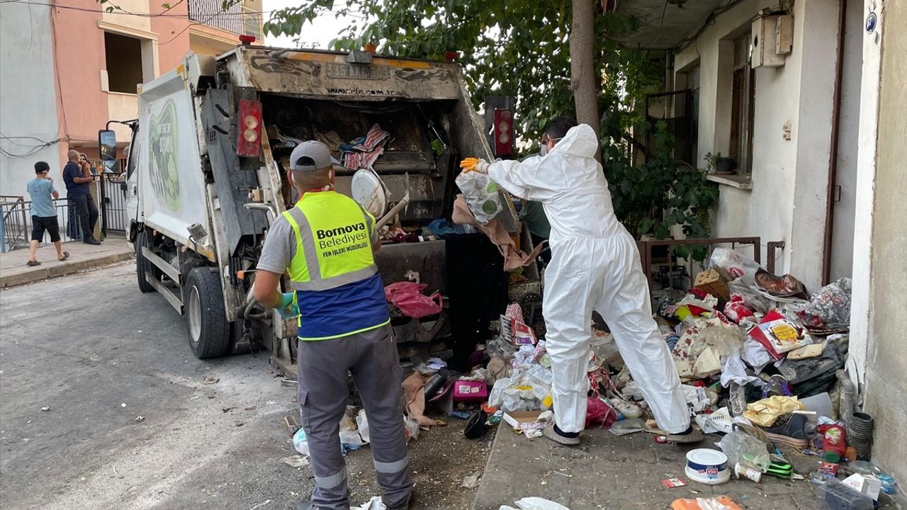 İzmir'de Çöp Ev Temizliği: 2 Katlı Evden Kamyon Dolusu Çöp Çıktı