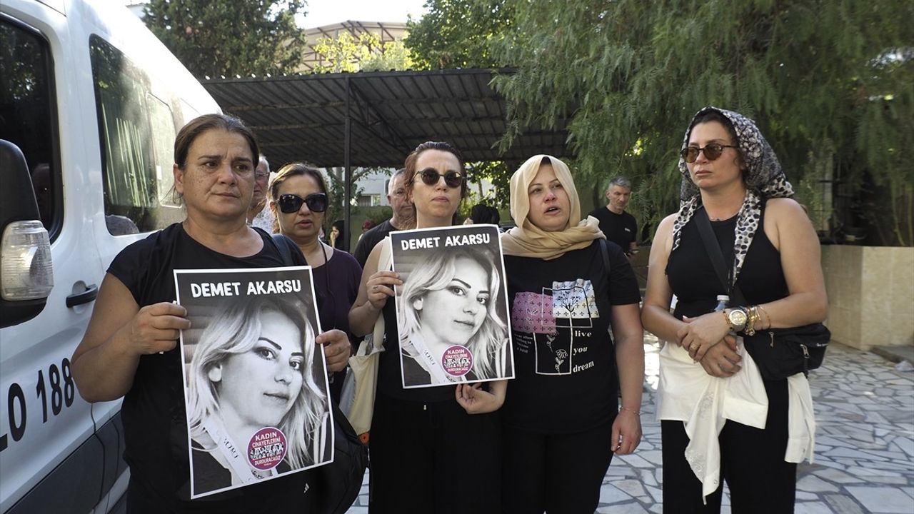 İzmir'de Eski Eşi Tarafından Bıçaklanarak Öldürülen Kadının Cenazesi Toprağa Verildi