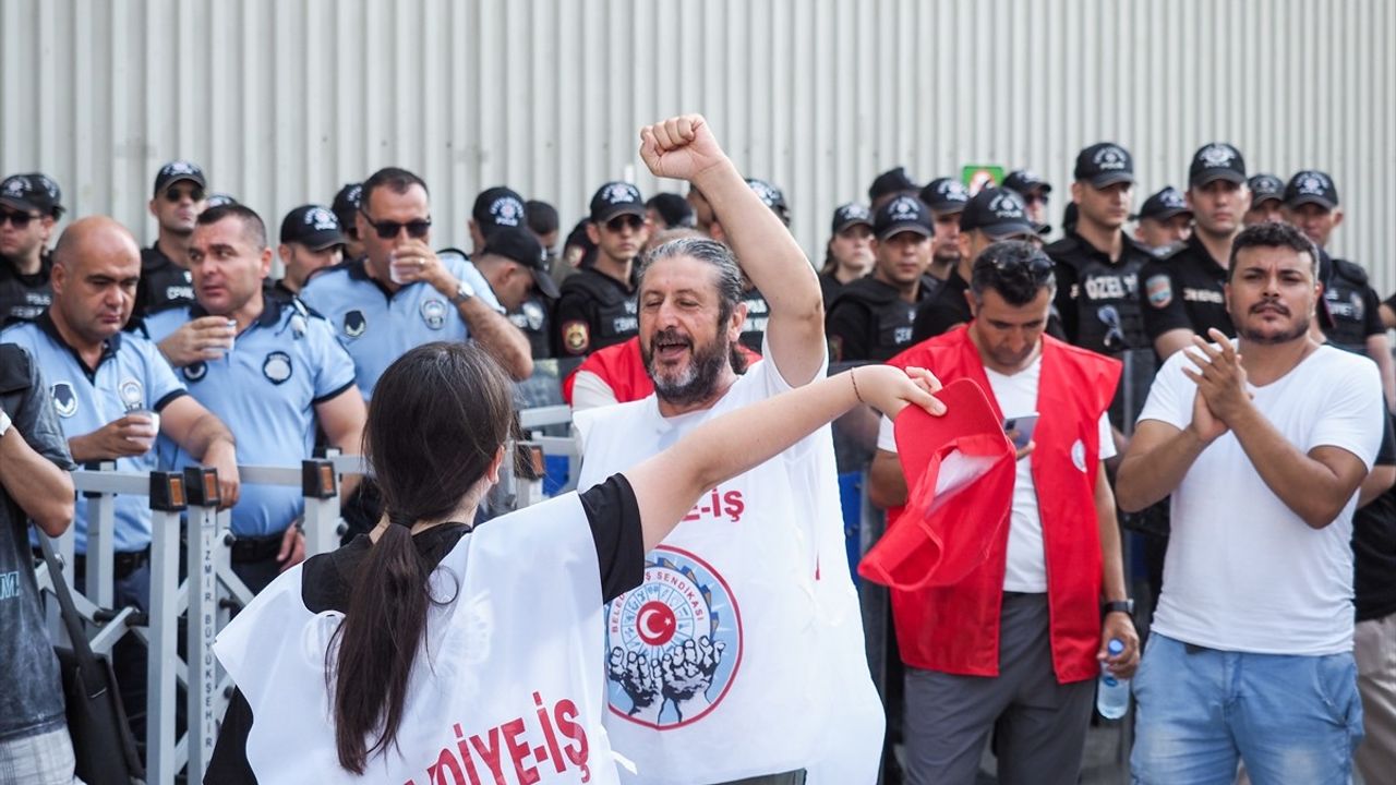 İzmir'de Eylemler Sona Erdi: İşçiler Görüşme Sonrası İşlerine Dönüyor