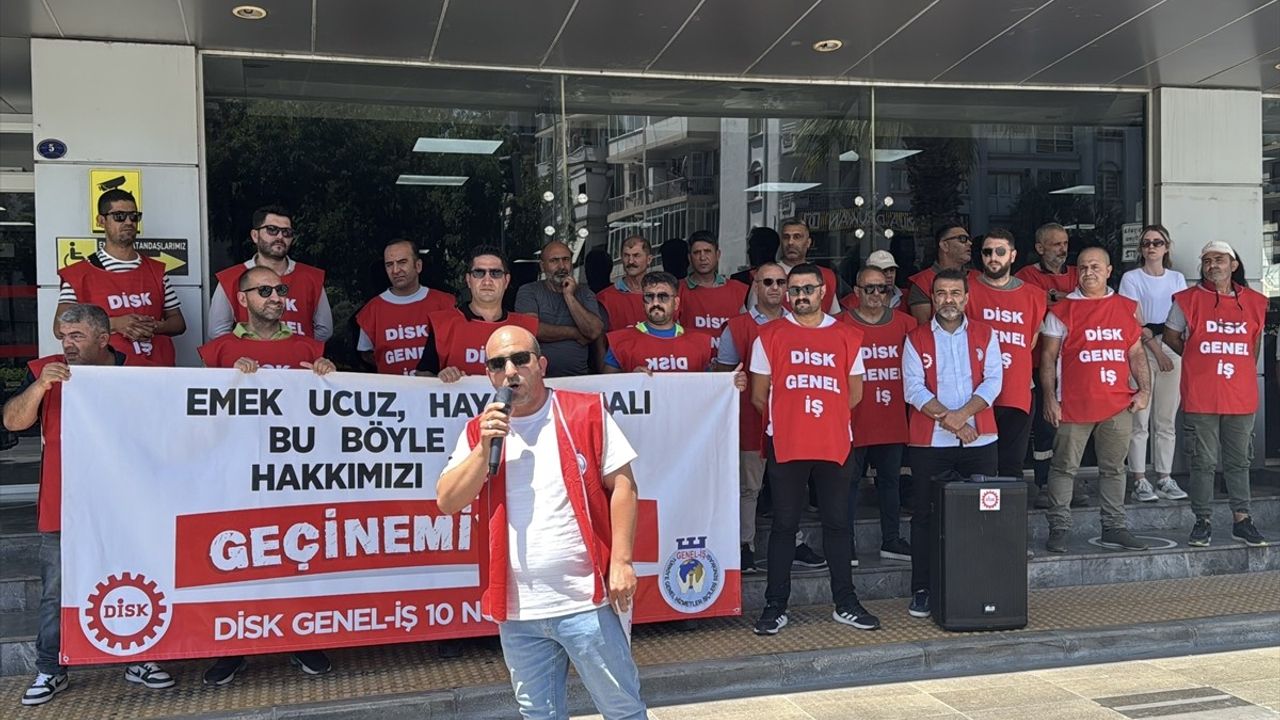 İzmir'de Karşıyaka Belediyesi İşçileri Maaşlarını Alamıyor, Eylem Yaptı