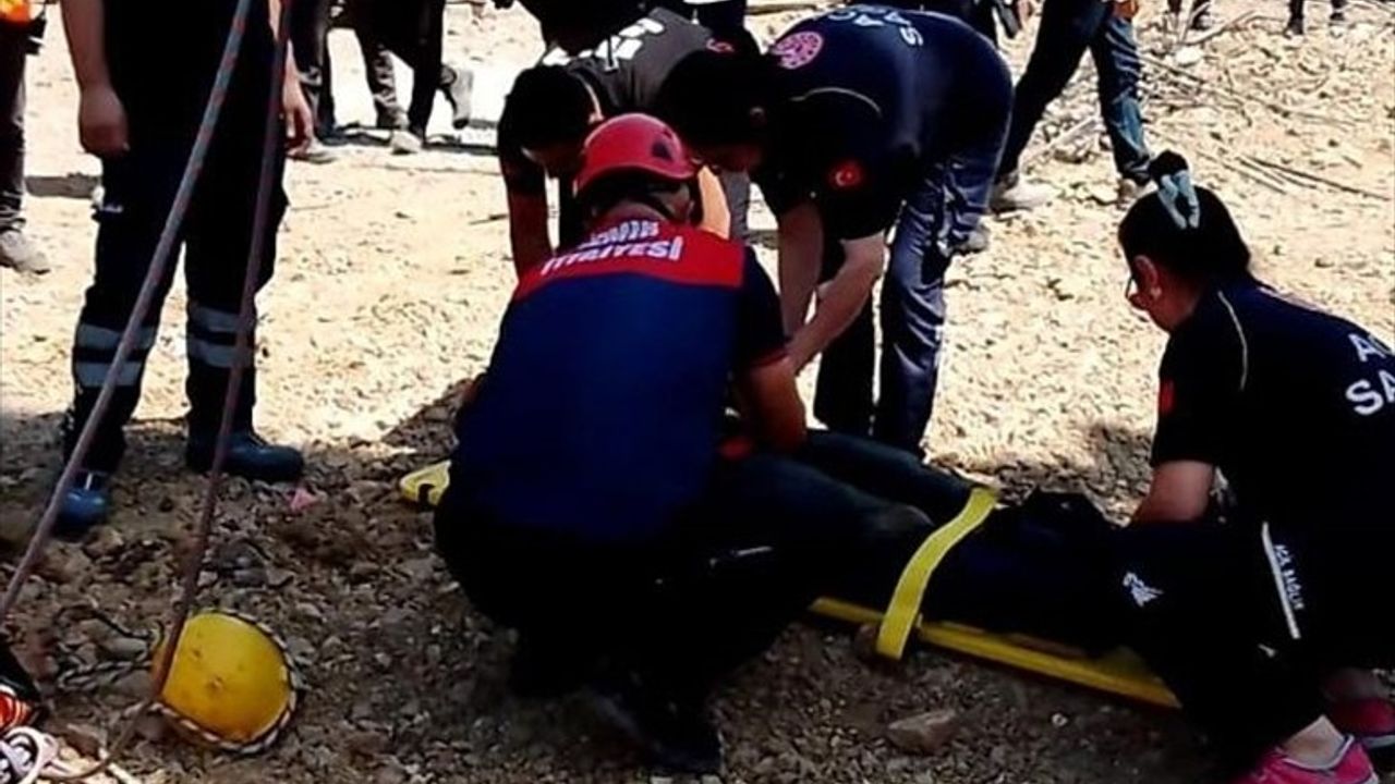 İzmir'de Kuyuya Düşen Kişi İtfaiye Ekipleri Tarafından Kurtarıldı