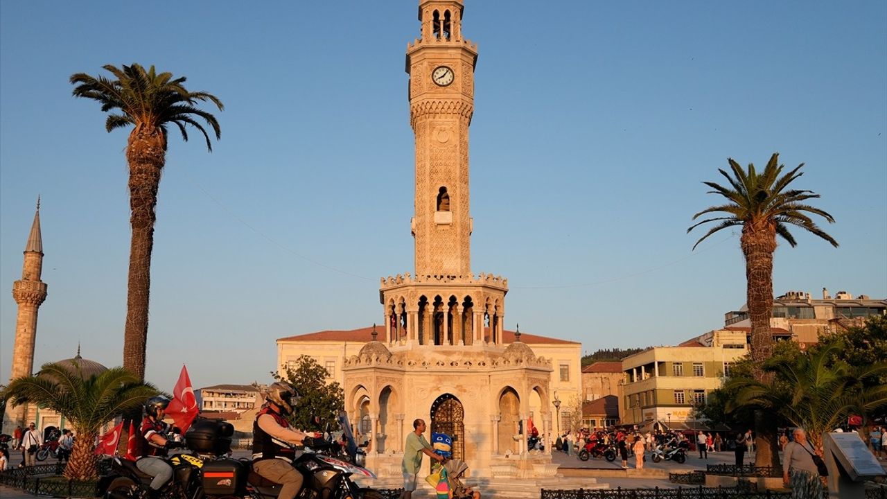 İzmir'de Motosiklet ve Bisikletlerle 15 Temmuz Etkinliği Düzenlendi