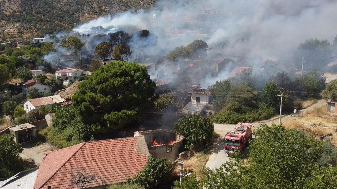 İzmir'de Otluk Alanda Yangın: Mahalle Tahliye Edildi
