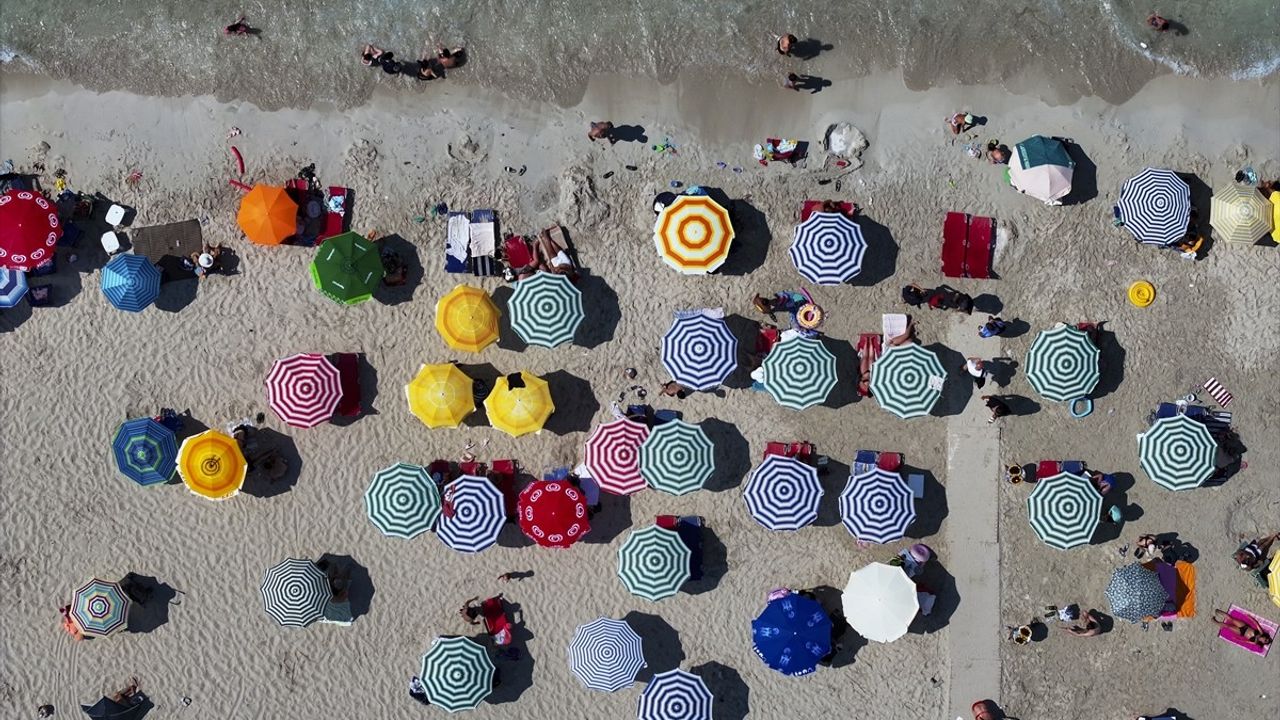 İzmir'de Sıcak Hava Sahillere Akın Ettirdi