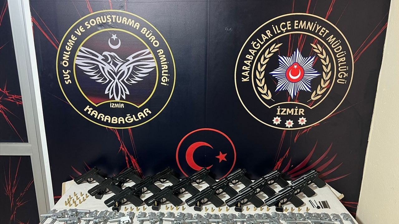 İzmir'de Silah Kaçakçılığı Operasyonu: Baba ve İki Oğlu Gözaltına Alındı
