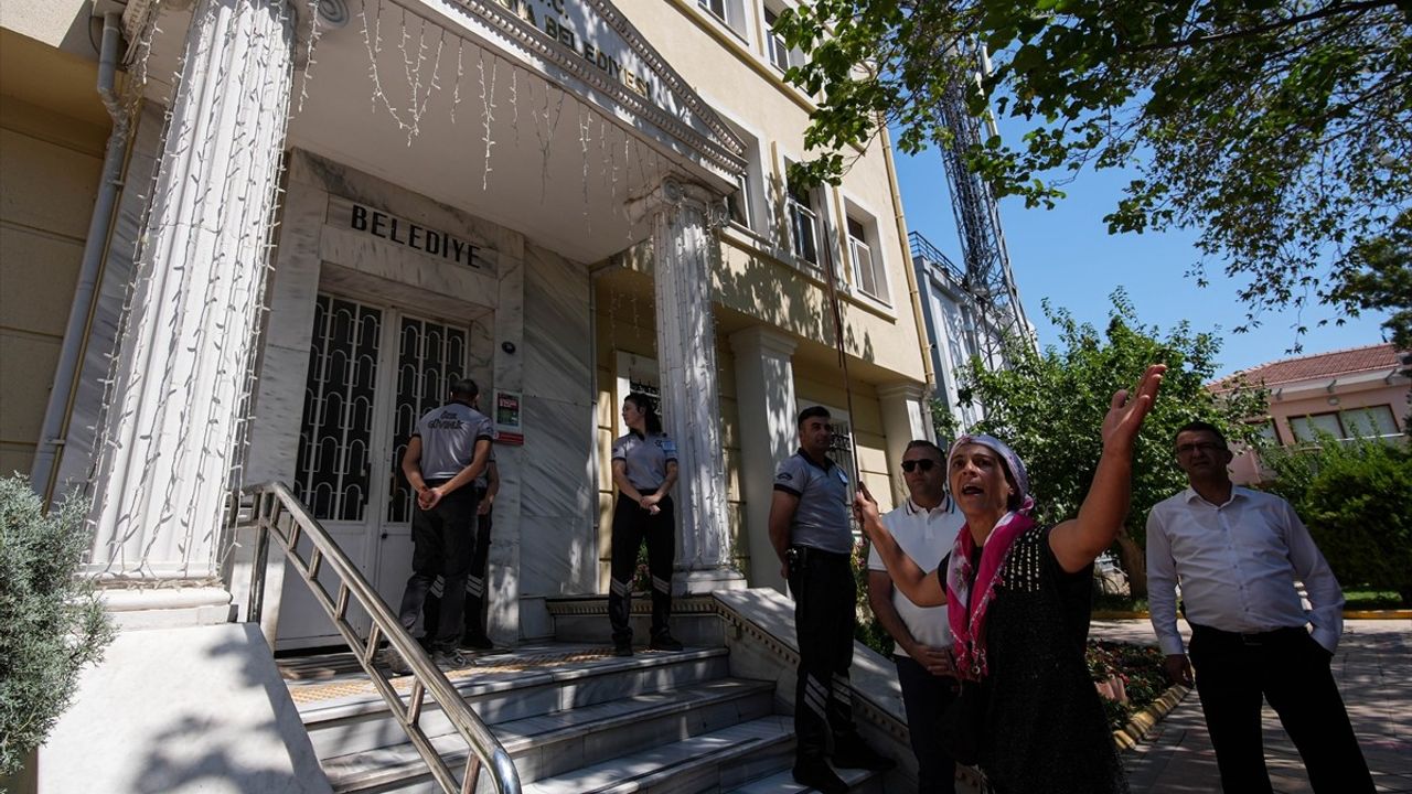 İzmir'de Su Kesintisi Sancısı: Mahalle Sakinleri Kalıcı Çözüm Bekliyor