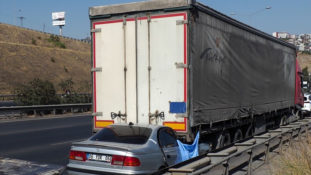 İzmir'de Tıra Çarpan Otomobildeki Kaza: 1 Ölü, 1 Yaralı