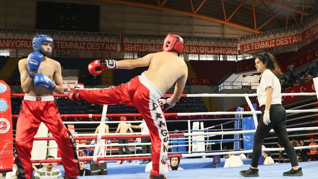 İzmir'de Türkiye Kick Boks Şampiyonası Heyecanı Başladı