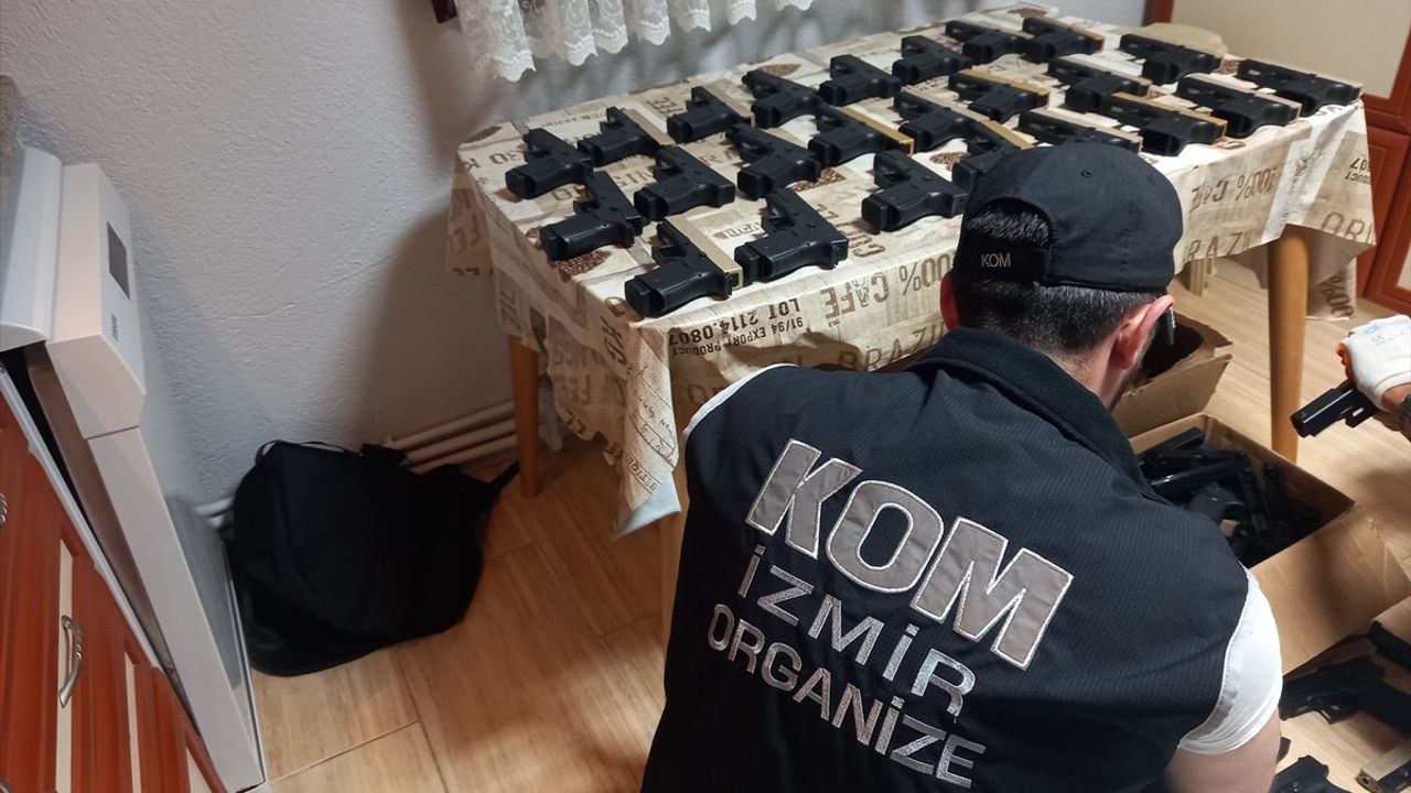 İzmir'de Yasa Dışı Silah Ticareti Operasyonu: 9 Şüpheli Tutuklandı