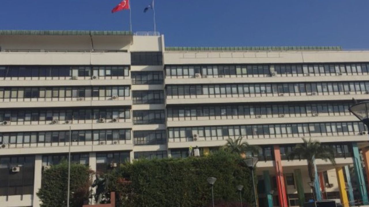 İzmir'de Yolsuzluk Operasyonu: 120 Gözaltı ve Başkan Soyer'in Durumu