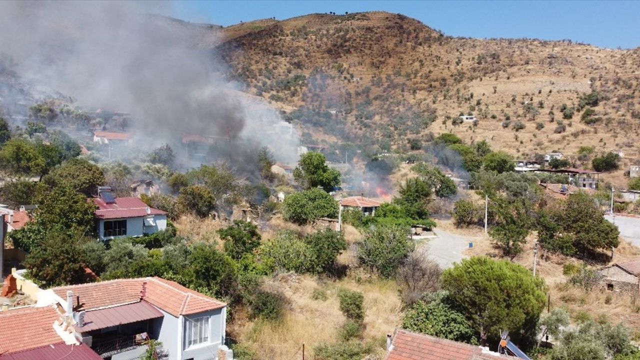 İzmir'deki Yangından Etkilenen Mahallede Hasar Tespit Çalışmaları Başladı