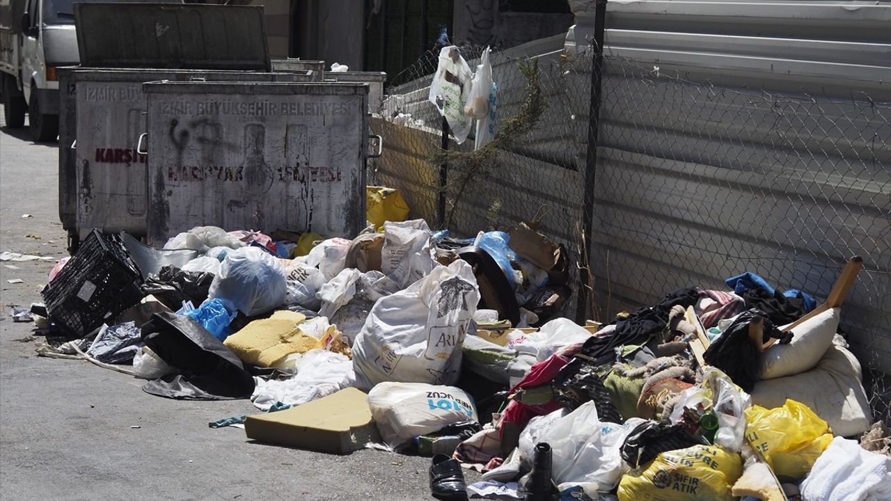 İzmir Karşıyaka'da Çöpler İsyanı: Kötü Kokular ve Tepkiler Artıyor
