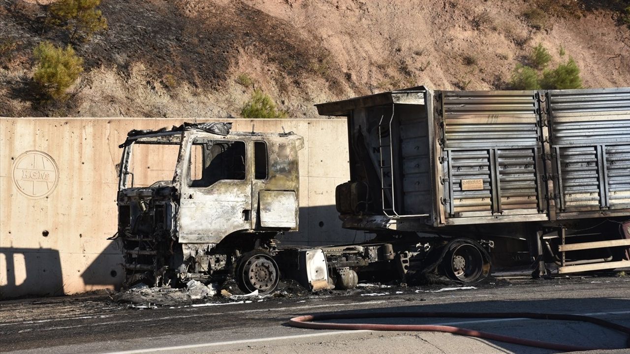 İzmir Kemalpaşa'da Tır Yangını Kontrol Altına Alındı