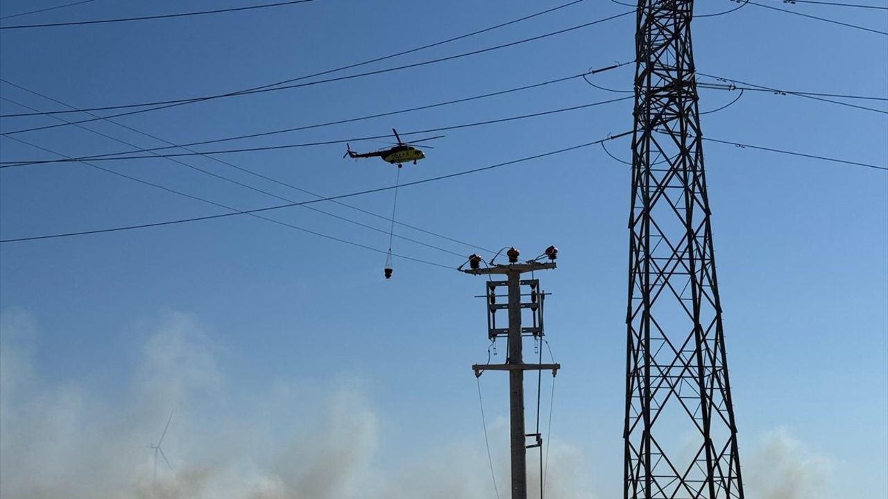 İzmir Urla'da Orman Yangınına Müdahale Devam Ediyor