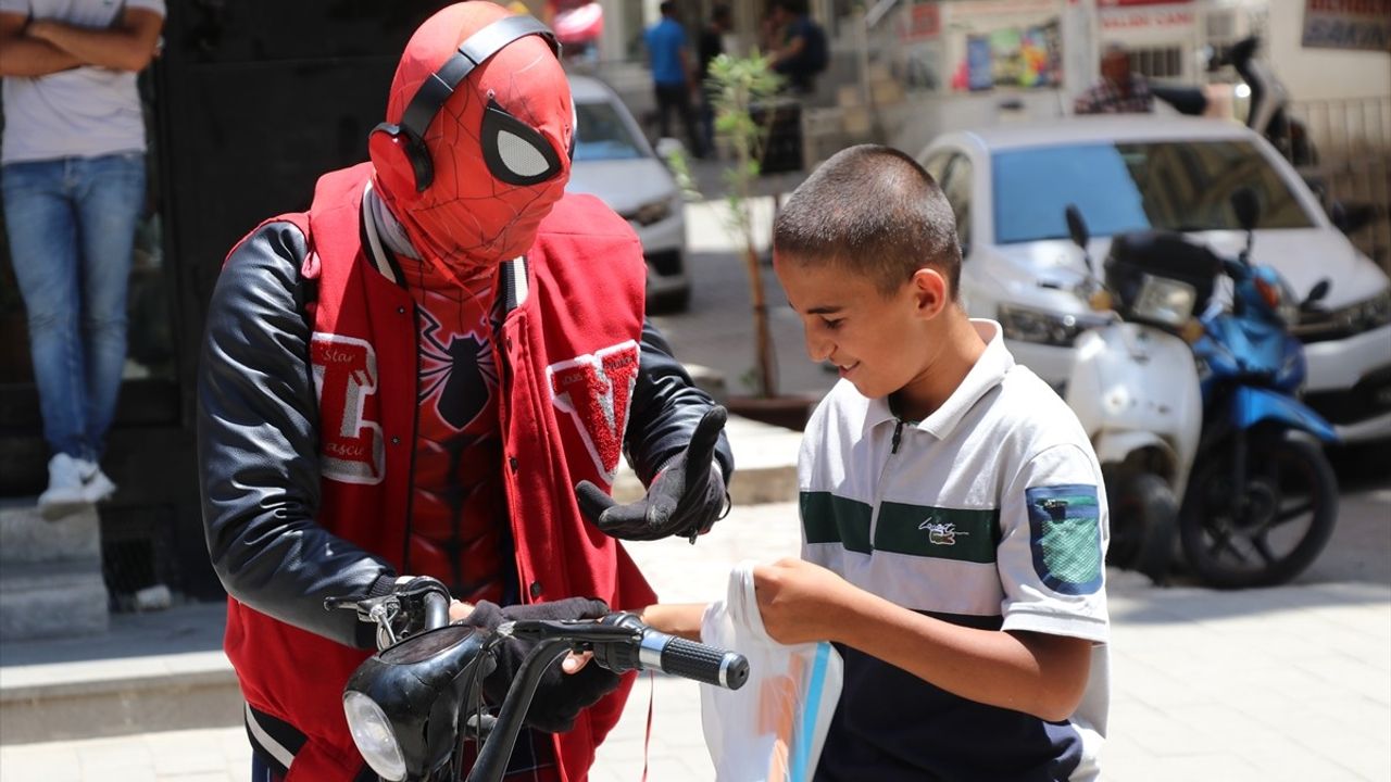 İzmirli 'Örümcek Adam' Siirt'te Neşeyi Yaydı