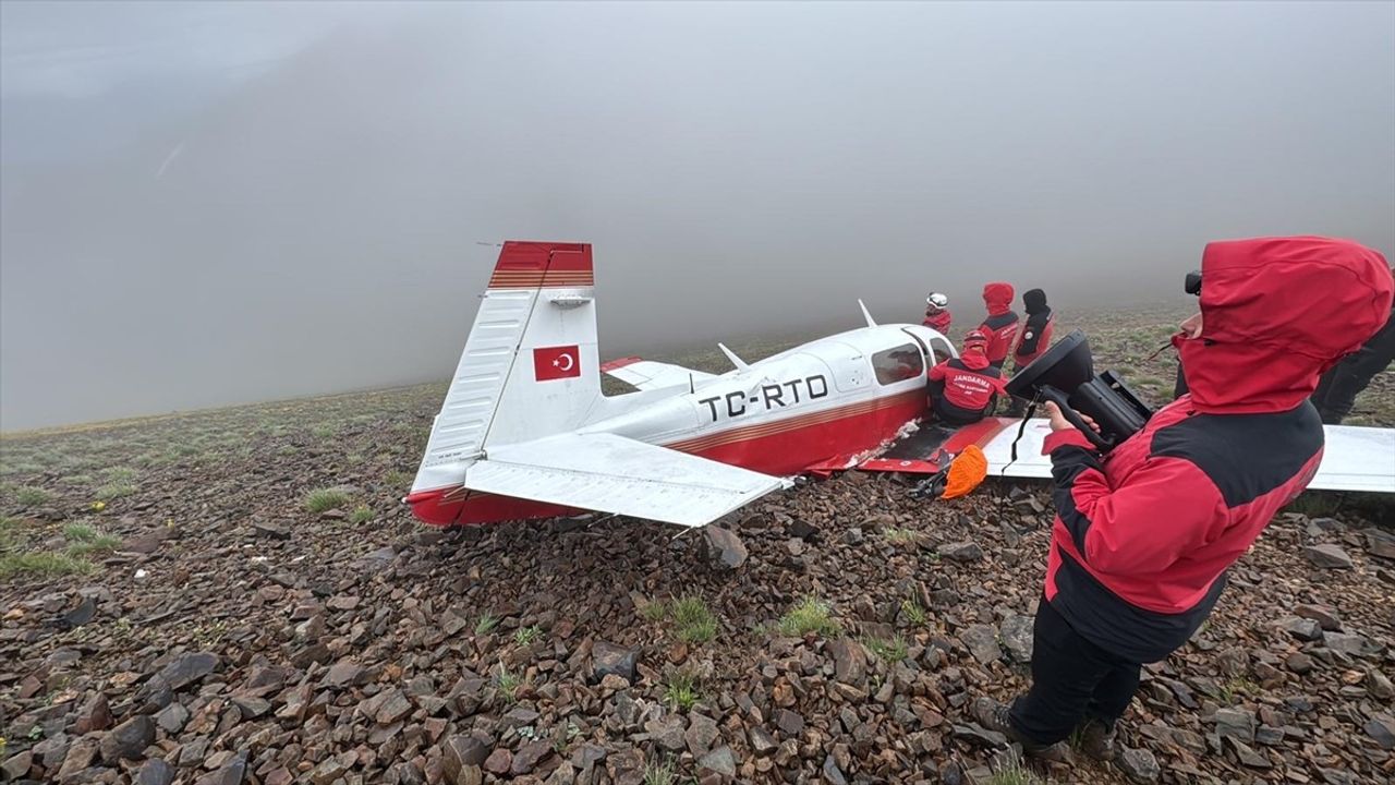 Kaçkar Dağları'nda Düşen Uçağın Enkazına Ulaşıldı