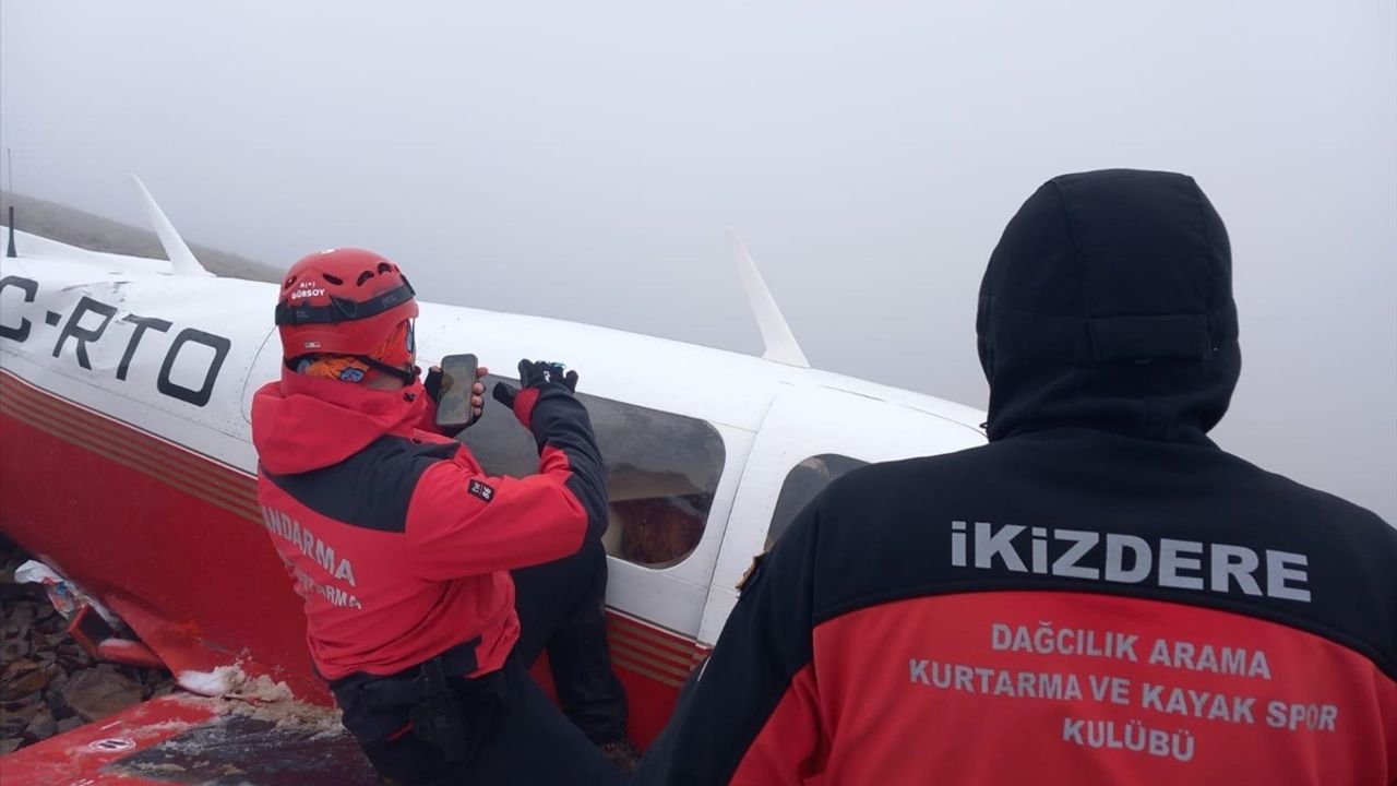 Kaçkar Dağları'nda Düşen Uçağın Enkazına Ulaşıldı