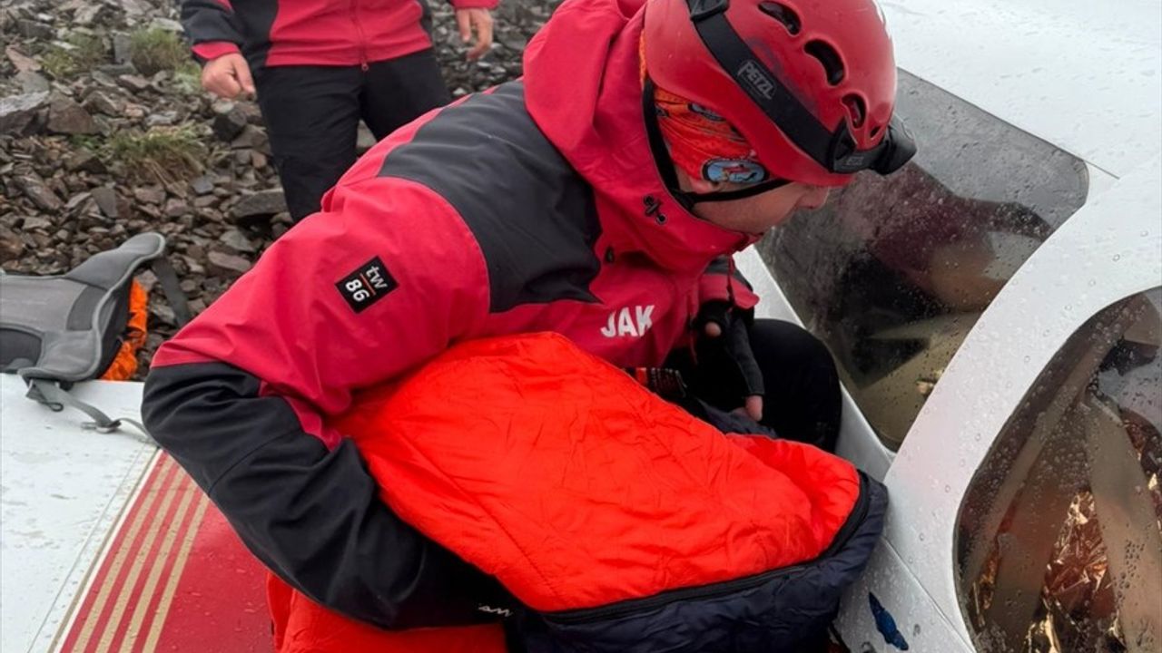 Kaçkar Dağları'nda Düşen Uçağın Enkazına Ulaşıldı: Yaralı Yolcu Kurtarıldı