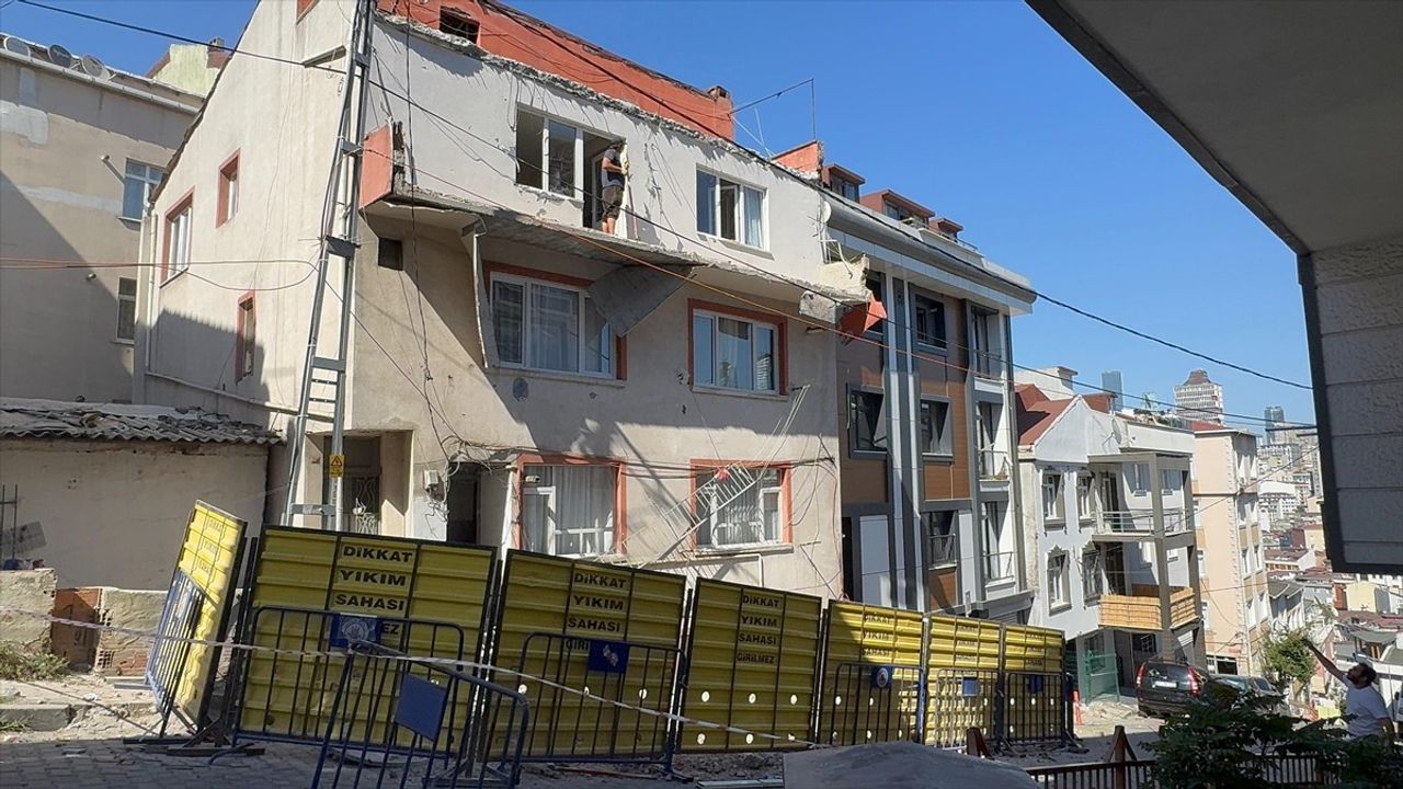 Kağıthane'de Balkonu Çöken Bina Tedbir Amaçıyla Tahliye Edildi