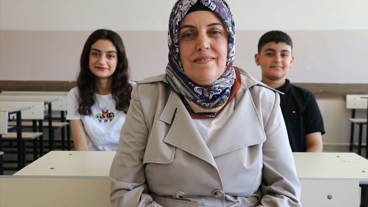 Kamyon Şoförü Babasıyla Evin Kadını Annesi LGS'de Tam Puan Aldırdı