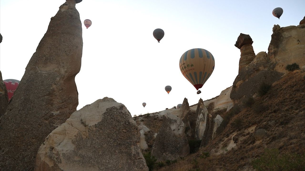 Kapadokya'da Turistler Gökyüzünde Büyüleyici Bir Deneyim Yaşadı