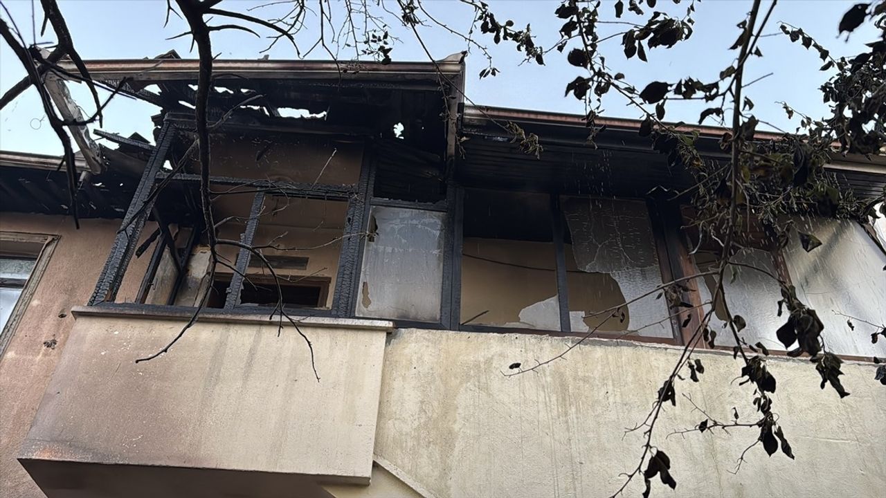 Karabük'te 3 Katlı Müstaqil Evde Yangın: 4 Kişi Tedavi Altına Alındı