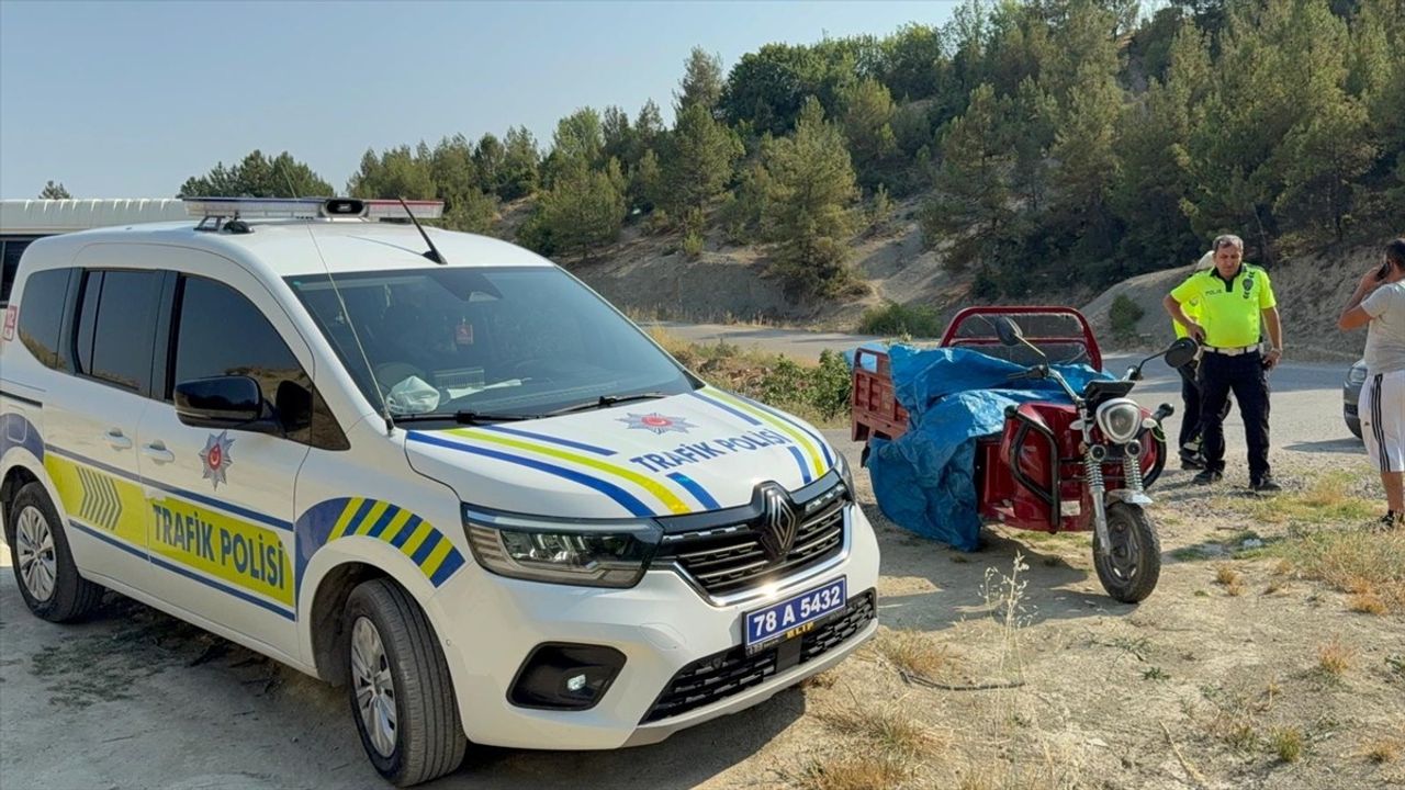Karabük'te Motorlu Bisiklet Devrildi, 6 Kişi Yaralandı