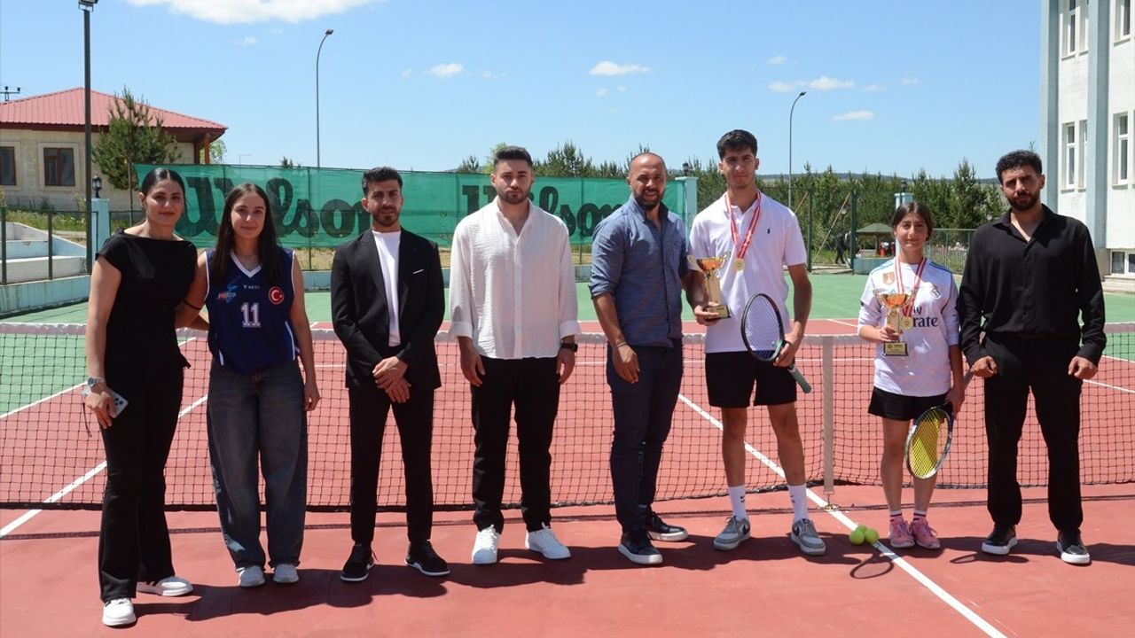 Kars'ta İhtiyaç Sahibi Ailelere Destek: 3. Geleneksel Tenis Turnuvası Gerçekleştirildi