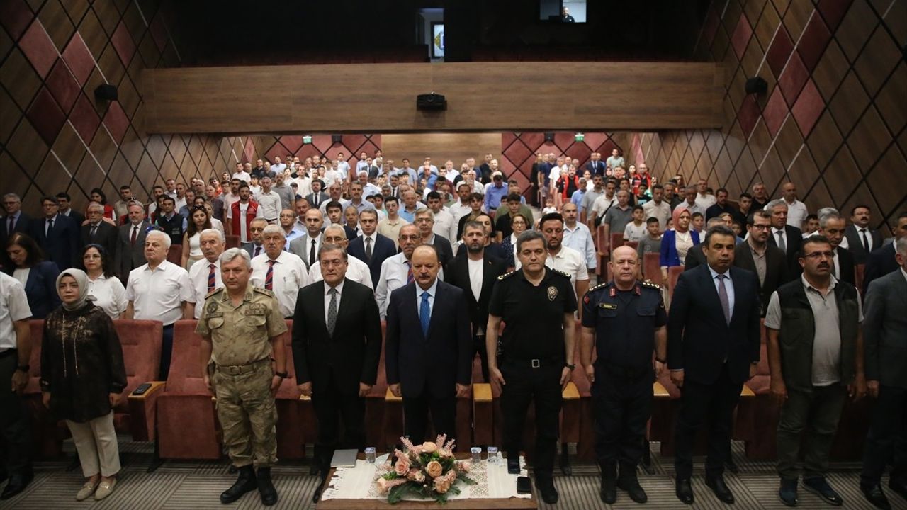 Kastamonu'da '15 Temmuz'un İslami, Milli ve Toplumsal Yansımaları' Paneli Düzenlendi