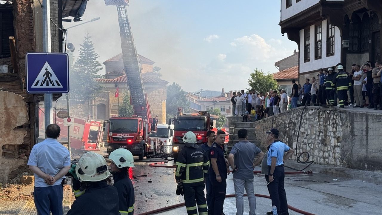 Kastamonu'da Metruk Binada Yangın: Büyük Hasar Oluştu