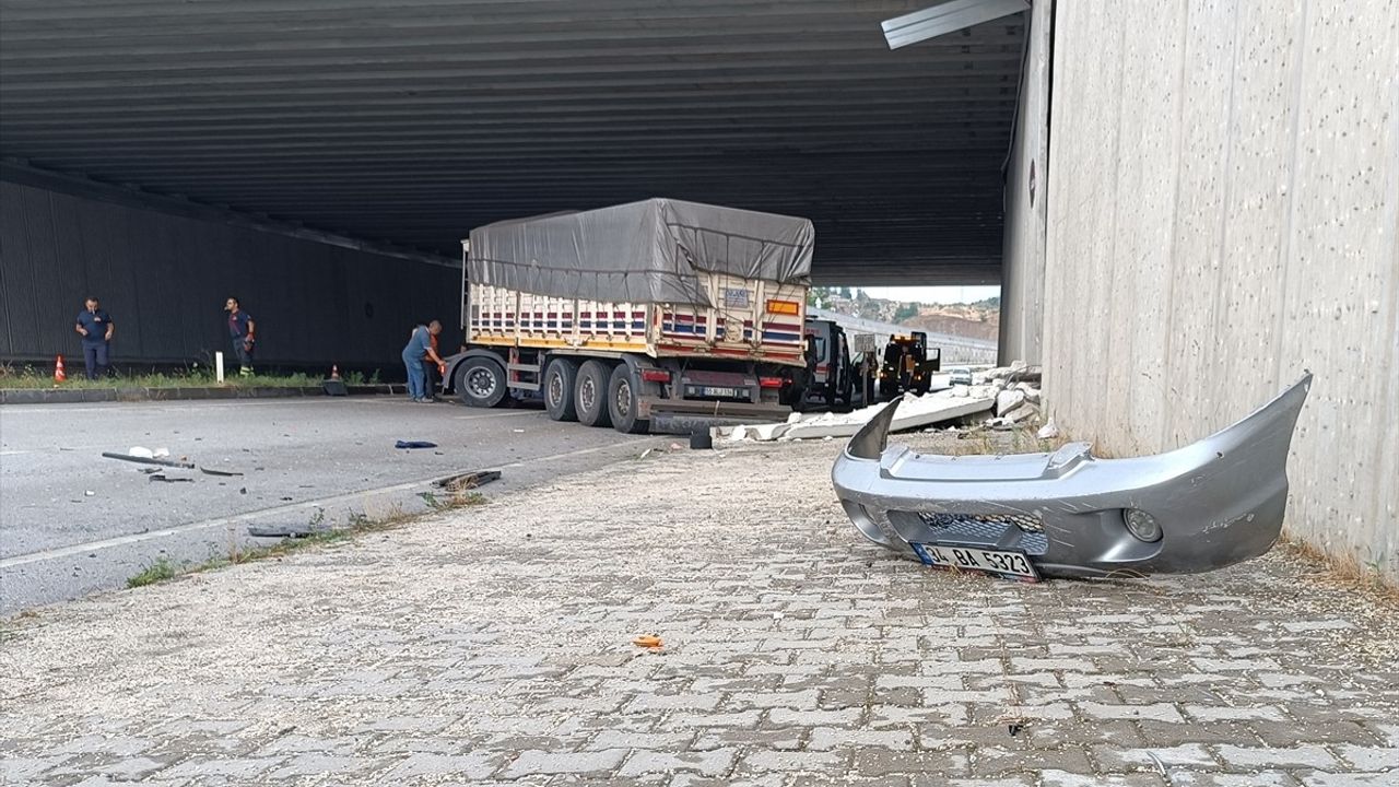 Kastamonu'da Tır ve Otomobil Çarpıştı: 3 Ölü, 5 Yaralı