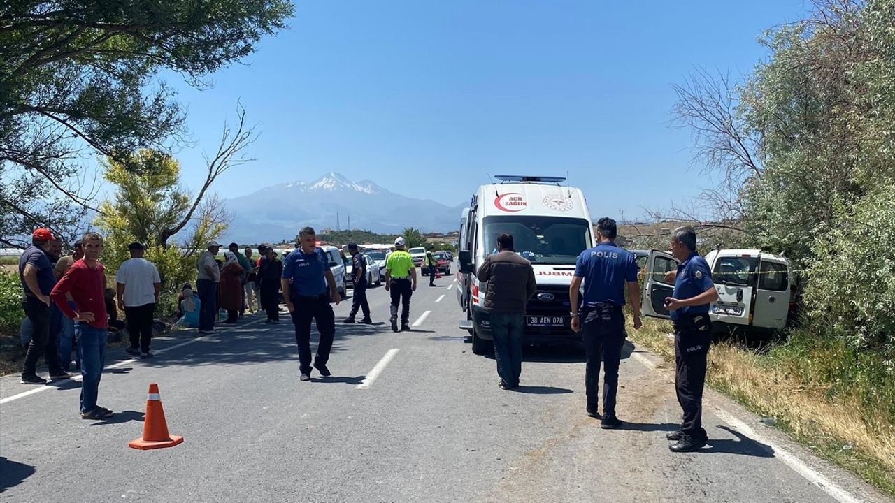 Kayseri'de Hafif Ticari Araç Kazası: 1 Ölü, 8 Yaralı