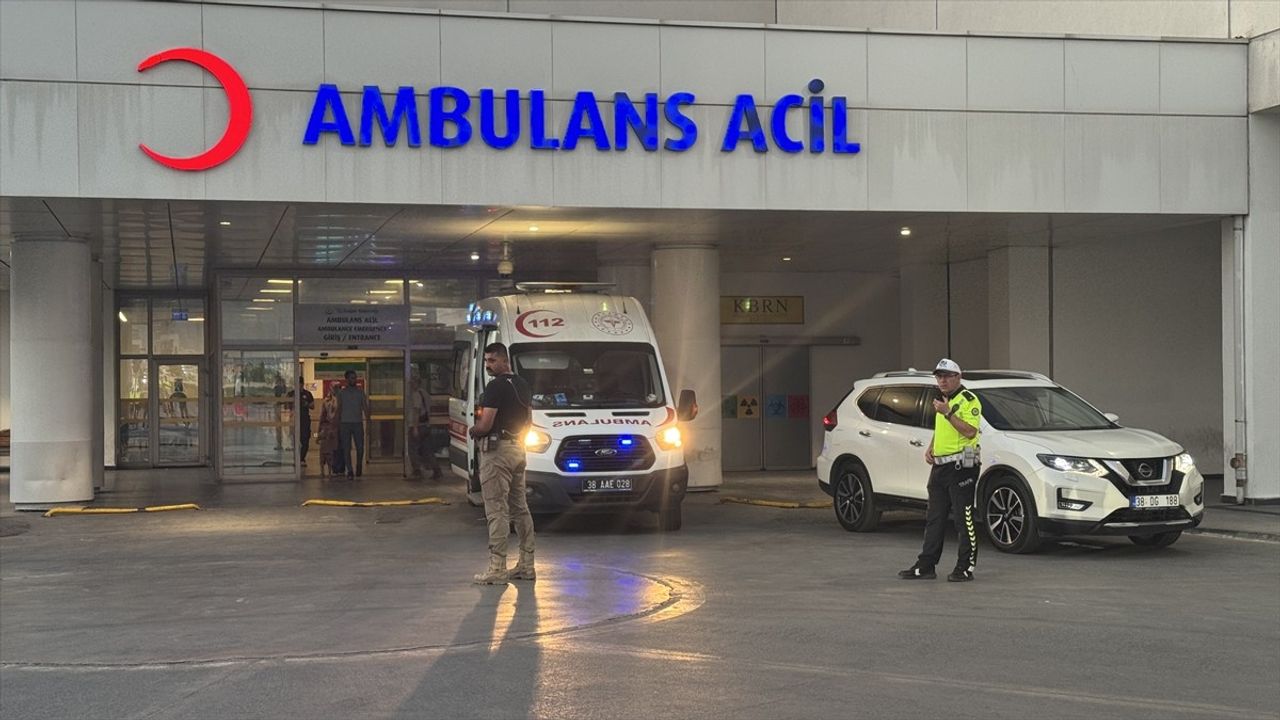 Kayseri'de Kamyon ve Otomobil Çarpıştı: 2 Polis Yaralandı