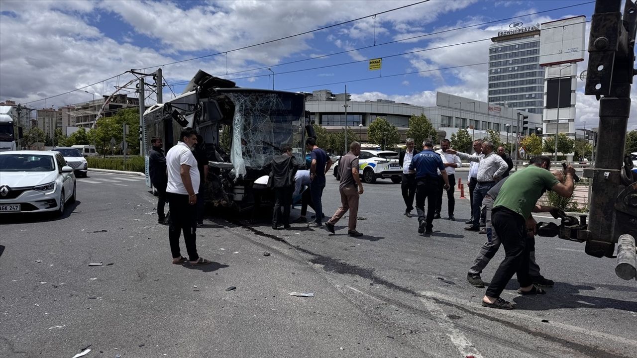 Kayseri'de Tır, Halk Otobüsü ve SUV Çarpıştı: 8 Yaralı