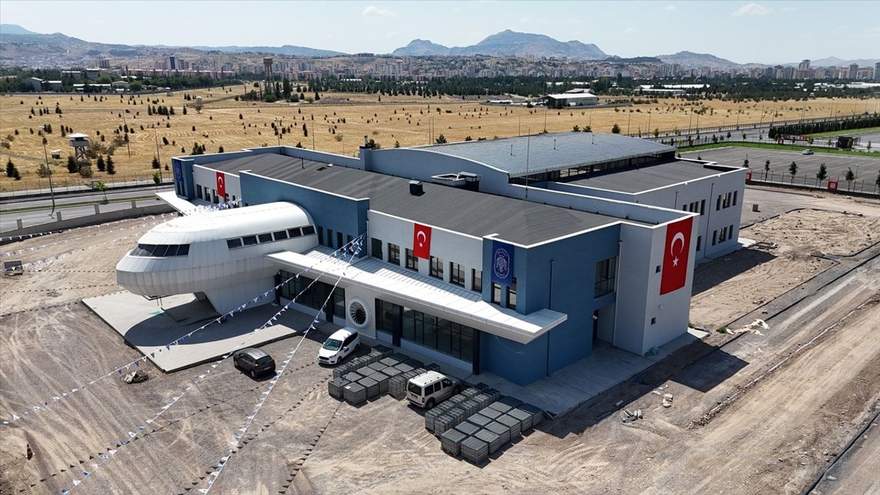 Kayseri'de Uçağı Andıran Mimariyle Yeni Havacılık Lisesi Açılıyor