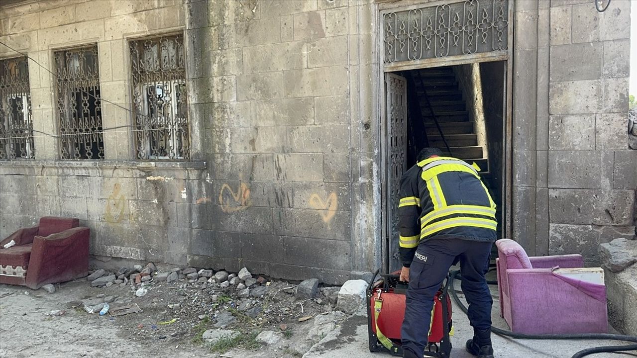 Kayseri'de Yangında Mahsur Kalan 6 Kişi Kurtarıldı