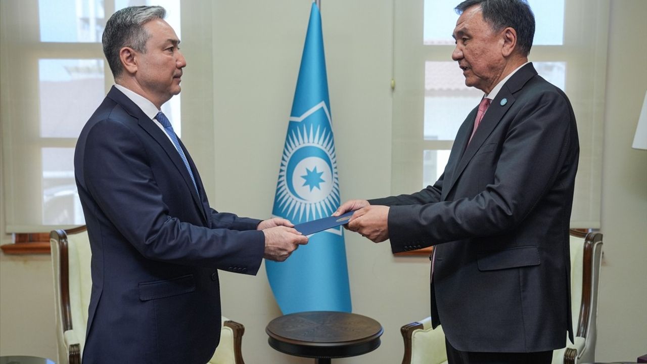 Kazakistan'ın Yeni Daimi Temsilcisi Sapiyev, TDT Genel Sekreterine Güven Mektubunu Sunduu