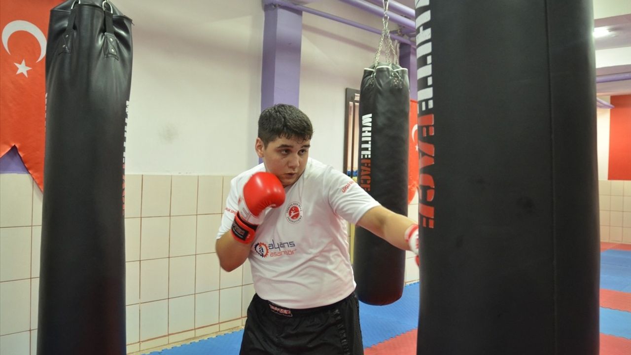 Kilo Verip Kick Boksta Şampiyon Olan Salih Yiğithan Talay'ın Başarısı