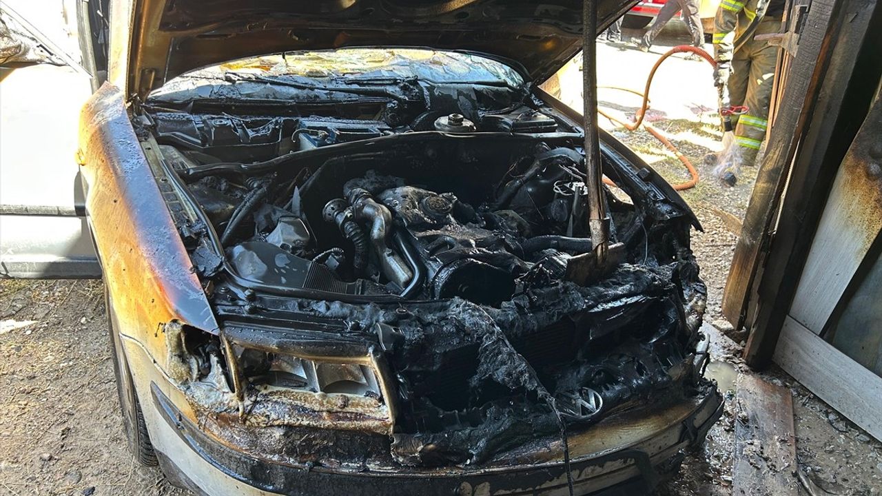 Kırıkkale'de Otluk Alanda Yangın: Garajdaki Otomobil Alev Alev Yandı